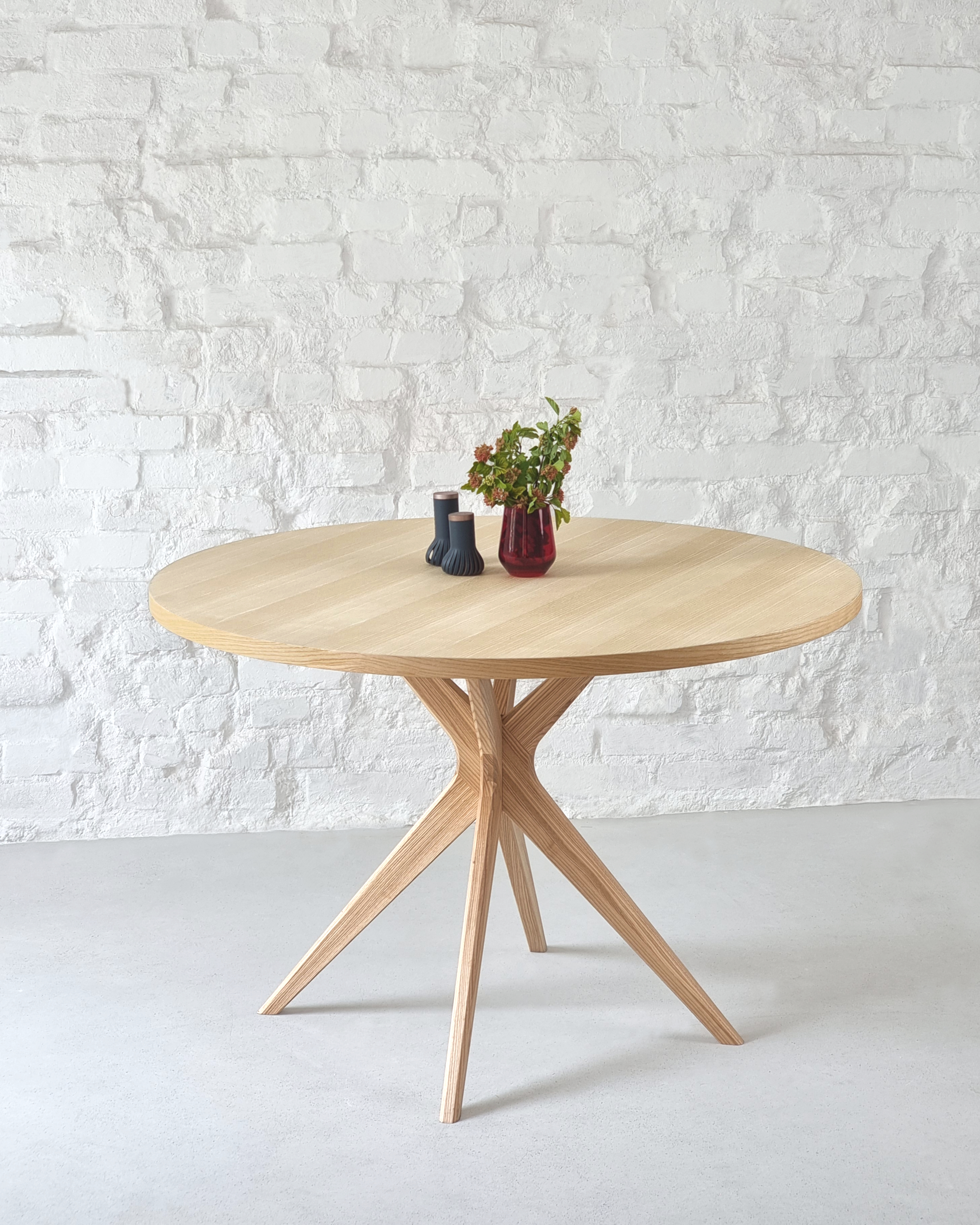 Okrągły stół JUBI BOLD dostępny w średnicach 100cm i 110cm