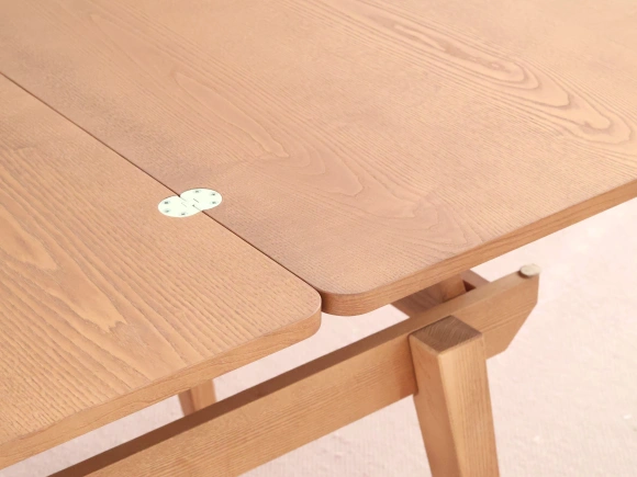 Stolik kawowy z podnoszonym blatem Envelope 90x65cm | jesion wybarwiony na orzech