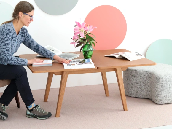 Stolik kawowy z podnoszonym blatem Envelope 90x65cm | jesion wybarwiony na dąb